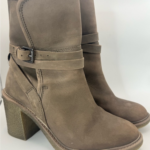 Women’s Size 8.5 Taupe Leather Block Heel Ankle Boots Buckle Strap - Picture 4 of 13